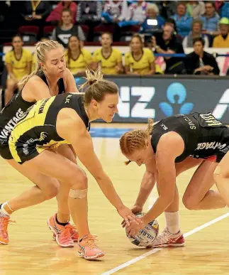  ?? ROBYN EDIE/FAIRFAX NZ ?? The Magic beat the Pulse in a torrid match in Invercargi­ll yesterday.