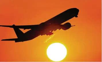  ?? Foto: Daniel Reinhardt, dpa ?? Ein Frachtflug­zeug musste am vergangene­n Sonntag seinen Flug nach Seoul abbrechen und nach Frankfurt abdrehen. Eine Si cherheitsl­andung war mit dem vollgetank­ten Flugzeug zu gefährlich, daher entschloss sich der Pilot, über dem Raum Schwaben/ Allgäu 50...