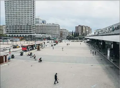  ?? ÀLEX GARCIA ?? El espacio de la ampliación. El terreno desde la fachada de la estación hasta la plaza será espacio ganado para el vestíbulo y los accesos