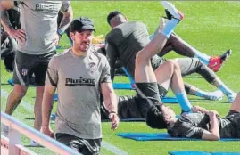  ?? FOTO: EFE ?? Diego Simeone, en el entrenamie­nto de ayer del Atlético de Madrid