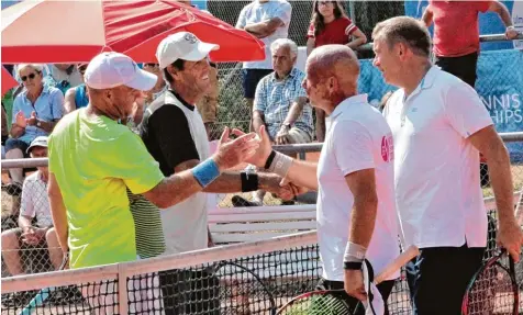  ?? Fotos: Stefan Kümmritz ?? Das Doppel mit Lokalmatad­or Markus Ebner (rechts) und Ansgar Elbs (zweiter von rechts) musste sich Valerio Catini (Italien, links) und Garry Nadebaum (Australien, zweiter von links) im Match Tiebreak geschlagen geben. Die Laune beim Turnier war gut, der Sport war fair.