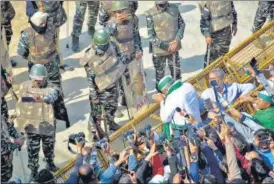  ?? SAKIB ALI/HT PHOTO ?? BKU leader Rakesh Tikait gestures to security personnel during the ‘chakka jam’ protest called by farm unions, at Ghazipur border on Saturday.