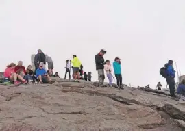  ??  ?? Am Gipfel herrscht ein regelrecht­es Overbookin­g. Mehr als 50 Personen sitzen auf den Felsen beim Picknick.