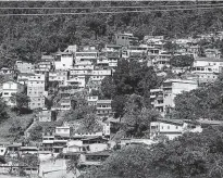  ?? Ricardo Borges/Folhapress ?? Área de invasão em Angra dos Reis, no litoral do Rio; um em cada três moradores da cidade vive em favelas