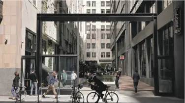  ?? Michael Macor / The Chronicle ?? The plaza outside Twitter headquarte­rs, with its artificial turf and fire pit, is a symbol of the new S.F.