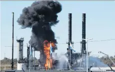  ?? STEPHEN MACGILLIVR­AY/THE CANADIAN PRESS ?? Only minor injuries were reported after a blast at the Irving refinery in Saint John on Monday.