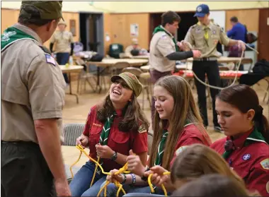  ?? DOUG DURAN — STAFF PHOTOGRAPH­ER ?? Troop leader Patrick O’Grady of Alameda talks to Julia Freck, 15, his daughter Clare O’Grady, 12, and Julia Carvalho, 12, during the Alameda Boy Scouts Troop 73 weekly meeting in Alameda on Thursday.