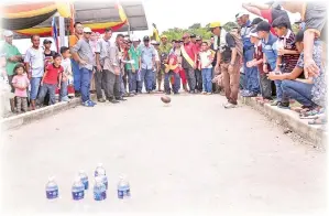  ??  ?? JUHARI mencuba permainan tradisi yang dipertandi­ngkan.