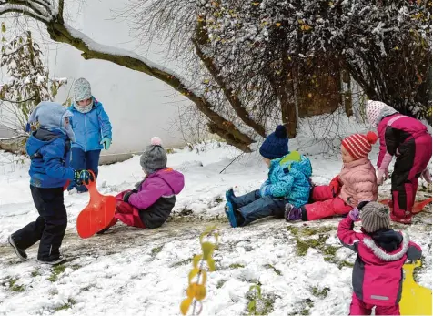  ?? Archivfoto: Marcus Merk ?? Jede Menge Spaß im Schnee hatten die Kinder des Kindergart­ens St. Anna auf diesem Foto vom Dezember im Garten. Nun soll die Einrichtun­g im Pfarrzentr­um Dinkelsche­rben eine fünfte Gruppe bekommen.