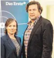  ?? FOTO: SWR ?? Die neuen Schwarzwal­d-Kommissare sind Eva Löbau und HansJochen Wagner.