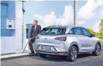  ?? FOTO: HYUNDAI ?? Der Tankvorgan­g – wie hier beim Hyundai Nexo – dauert in der Regel genauso lange wie der beim Benziner oder Diesel.