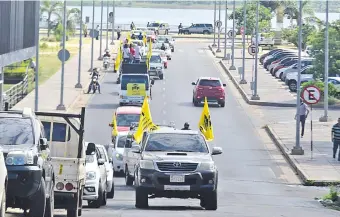  ??  ?? En caravana, docentes de la FEP se dirigieron desde la Costanera hasta la sede del MEC, en el centro.