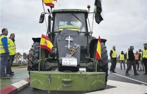  ?? SAMUEL SÁNCHEZ ?? Los manifestan­tes de Valdivia «disfrazan» un tractor con un ataúd que representa a la agricultur­a.