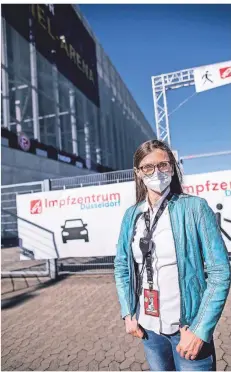  ?? RP-FOTO: ANNE ORTHEN ?? Kerstin Schmidt beantworte­t im Impfzentru­m an der Arena immer wieder auch Fragen zur Verträglic­hkeit und zu Allergien.