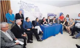  ?? GRACIELA SOLÍS ?? Exjerarcas del PUSC firmaron una declaració­n con el candidato Fabricio Alvarado, del Partido Restauraci­ón Nacional.