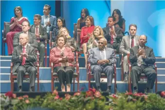  ?? JOHN ESCALANTE ?? José Luis Corripio Estrada y Ana María Alonso de Corripio, junto a miembros de la familia y relacionad­os durante la entrega de los Premios Fundación Corripio 2018, en el Teatro Nacional.