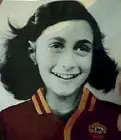  ??  ?? Vergogna Gli adesivi di Anna Frank con la maglia della Roma