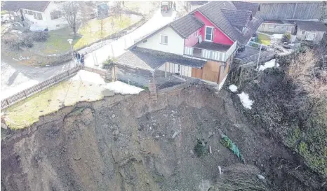  ?? FOTO: DÜRRENBERG­ER ?? Das Drohnenbil­d zeigt das ganze Ausmaß der Zerstörung. Der Hangrutsch hat Teile des Grundstück­es bis zum Fundament mitgerisse­n.