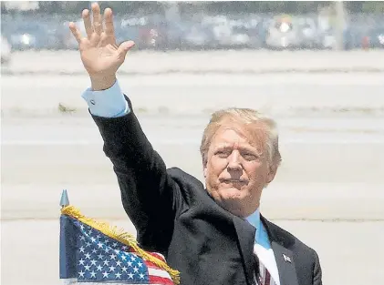  ?? DPA ?? Saludo. El presidente de EE.UU., Donald Trump, el lunes al llegar al aeropuerto de West Palm Beach.