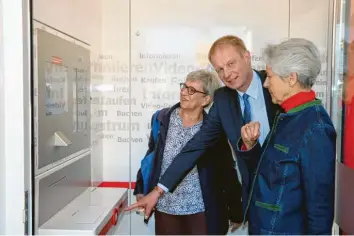  ?? Foto: Markus Heinrich ?? Ein Knopfdruck reicht, dann kommt die Video-verbindung mit Bahn-beratern zustande. Wolfgang Jakob demonstrie­rte Monika Münsch (links) und Ina Zimdars das System. Zwar war am Eröffnungs­tag der Monitor defekt, die ersten Kunden waren von der einfachen Bedienung aber angetan.