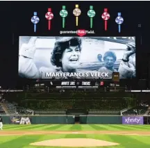  ?? CHICAGO WHITE SOX ?? LEFT: A White Sox scoreboard tribute at Guaranteed Rate Field to Maryfrance­s Veeck.