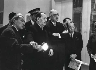 ??  ?? De Gaulle et Malraux (au centre) étaient d’une « même race spirituell­e ».