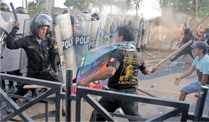  ?? ?? NEMIRI U utorak su se u glavnom gradu Limi opet sukobili prosvjedni­ci i policija, i to nakon što je predsjedni­ca zatražila “političko primirje”. Organizato­re prosvjeda optužuje zbog napada na policiju, i rekla je da su blokirane ceste i nemiri već koštali zemlju oko milijardu dolara