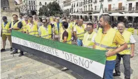  ?? CARLA GRAW ?? Miembros de la plataforma de transporti­stas concentrad­os en Cáceres, ayer.