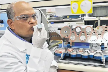  ?? PHOTO: LINDA ROBERTSON ?? Blown away . . . Associate Prof Shyamal Das is developing an inhaler that could be used to administer antiCovid1­9 drugs.
