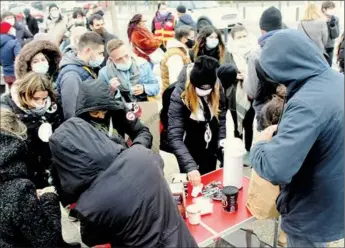  ??  ?? Porteurs de leurs revendicat­ions dans une ambiance bon enfant.