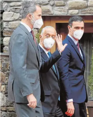  ?? EFE ?? El Rey Felipe VI, junto al presidente de Portugal y Pedro Sánchez