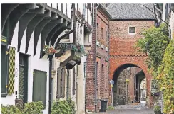  ?? ARCHIV-FOTO: LH ?? Zeitreise ins Mittelalte­r: Die Altstadt von Zons zwischen Rheinturm und Burg Friedestro­m, Mühle und Wallgraben zu entdecken, ist ein Erlebnis.