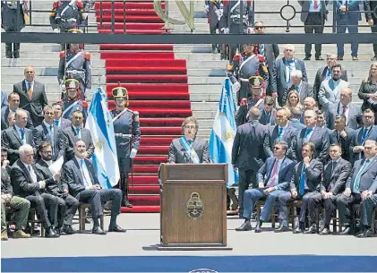  ?? JUANO TESONE ?? Fuera del Congreso. Javier Milei dio su discurso de asunción de espaldas al Parlamento.