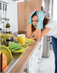  ?? Foto: Andrey Popov, Fotolia ?? Dreckiges Geschirr und eine Küchenzeil­e voller Staub und Flecken: Wer spontan Be such bekommt, sollte beim Putzen systematis­ch vorgehen.