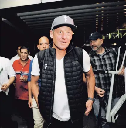  ?? RAFAEL MURILLO ?? El famoso pedalista Lance Armstrong llegó anoche al aeropuerto Juan Santamaría, en Alajuela.