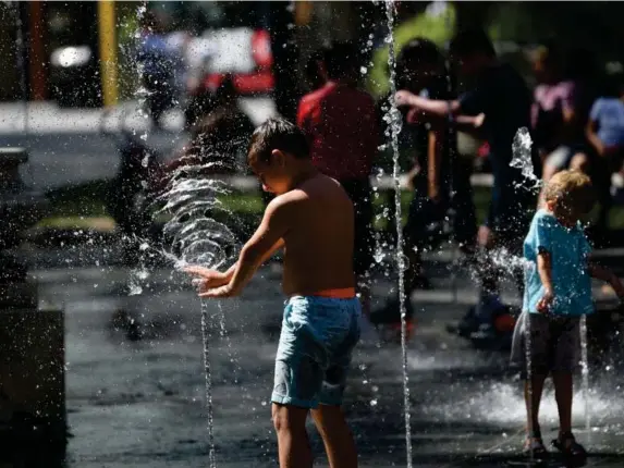  ?? (EPA) ?? Temperatur­es in London reached 34C for the sixth day in a row