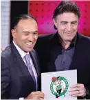  ?? FRANK FRANKLIN II/AP PHOTO ?? BERUNTUNG: Deputy Commission­er NBA Mark Tatum (kiri) berpose bersama co-owner Boston Celtics Wyc Grousbeck setelah undian kemarin.