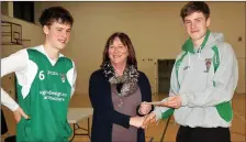  ??  ?? Tim and Seán Pollmann-Daamer pictured receiving a cheque from Siobhán Creedon of the boys basketball team TK Bobcats.