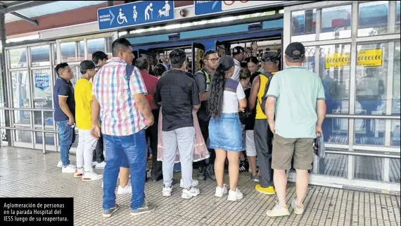  ?? Foto: Diego Alvarado / EXTRA ?? Aglomeraci­ón de personas en la parada Hospital del IESS luego de su reapertura.