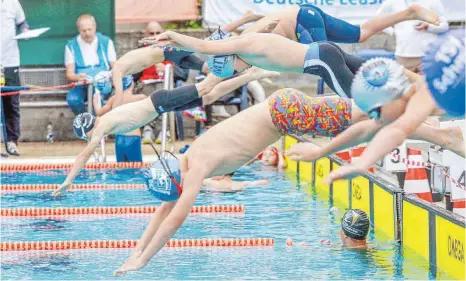  ?? FOTO: PETER SCHLIPF ?? Hinein ins Wasser und volle Kraft voraus. Beim 13. Internatio­nalen Schwimmfes­t erschwamme­n die Sportler zahlreiche Bestzeiten.