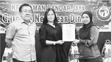  ?? ?? TERIMALAH: Khairunnis­a (kanan) menyampaik­an sijil pelantikan AJK KRT Taman Bandar Jaya 2024-2025 kepada Winifred Daniel sambil disaksikan Ngo (kiri).