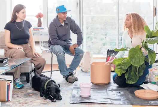  ?? KATHERINE MARKS/THE NEW YORK TIMES PHOTOS ?? Maryah Greene, right, owner of the firm Green Piece, advises Jodi Taylor, left, and L. Cardenas during a plant care consultati­on in New York.