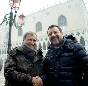  ??  ?? A Venezia
Il segretario della Lega Matteo Salvini, 46 anni, con il sindaco Luigi Brugnaro, 58