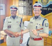  ??  ?? Outgoing DGP Sanjay Kumar and new DGP Somesh Goyal (left) during the latter’s joining in Shimla on Wednesday. DEEPAK SANSTA/HT