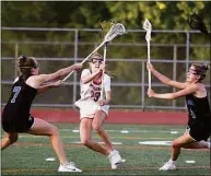  ?? Dave Stewart / Hearst Connecticu­t Media ?? New Canaan’s Lexie Tully (23) sends a pass through traffic during the FCIAC girls lacrosse final in Norwalk on May 25.