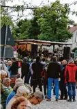  ?? Fotos: Wilhelm Schmid ?? Die Jungen Illertaler spielten am Samstag auf dem teilweise gesperrten Illertisse­r Marktplatz. Hunderte Besucher feierten mit.