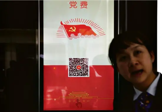  ?? PHOTO A. SONG. REUTERS ?? Un QR code pour payer sa cotisation au Parti communiste affiché en vitrine d’une banque, à Shanghai le 11 avril.