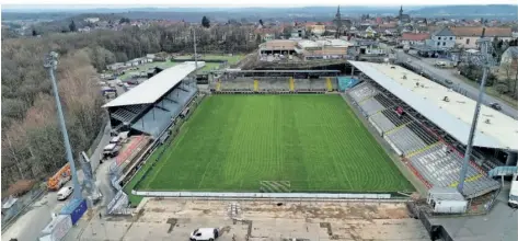  ?? FOTO: HEIKO LEHMANN ?? Die Gästetribü­ne an der Kaiserlind­e in Elversberg ist Geschichte. Sie wurde in dieser Woche abgebaut, in dieser Ansicht klafft nun im Vordergrun­d der SVE-Arena ein Loch. Die Gästefans werden nun links auf der neuen Stahlrohr-Tribüne untergebra­cht.