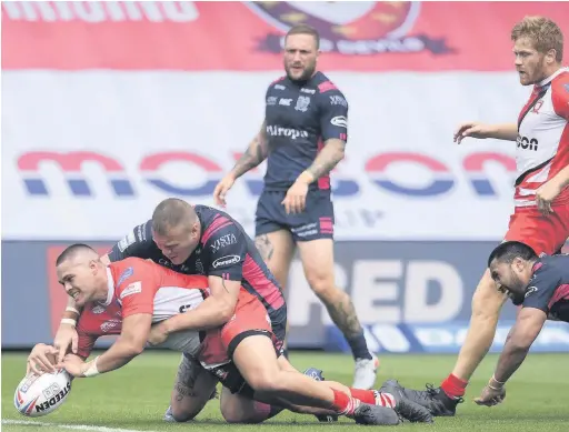  ?? George Wood ?? ●●Tui Lolohea of Salford Red Devils scores a try during the Betfred Super League match against Hull FC