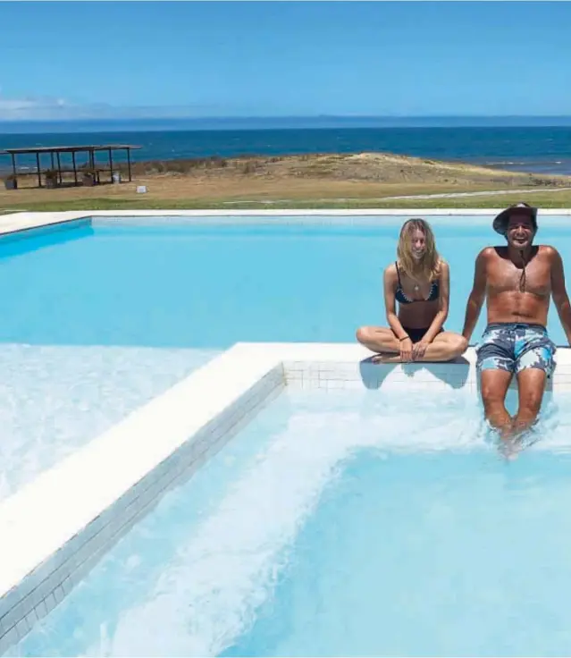  ??  ?? En la imponente piscina con vista al mar, Sofía, Guillermo, Vicky, Carolina y Ramón se sintieron como en el Caribe. En Punta no paran de recibir gente, tanto familiares como a varias amiguitas de “Sofí”.